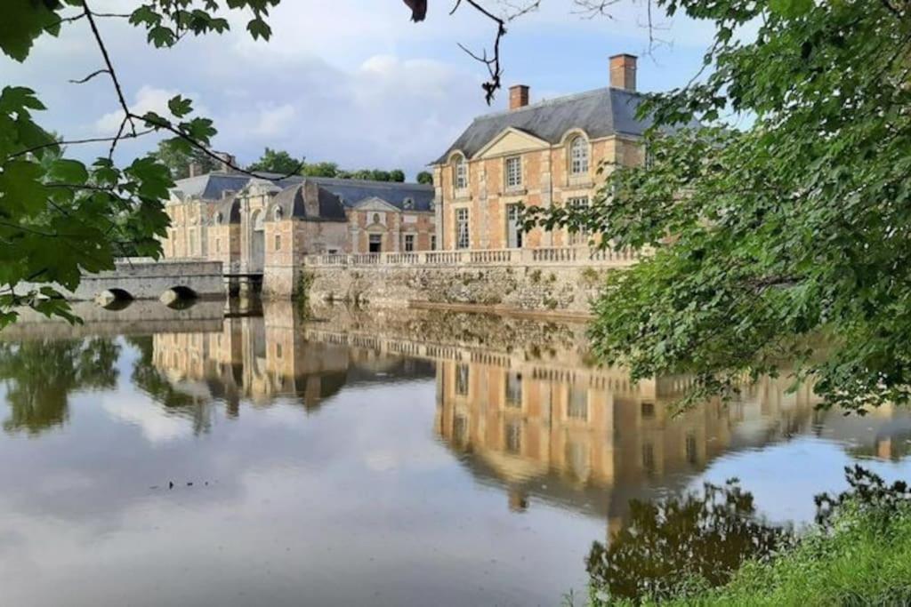 Agreable Studio Dans Le Centre Historique La Ferte-Saint-Aubin Luaran gambar